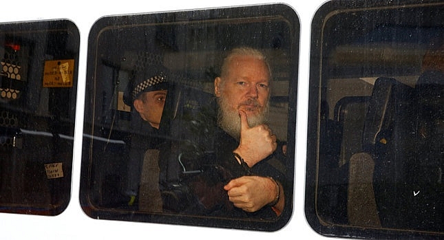Mỹ chờ dẫn độ người sáng lập WikiLeaks vừa bị bắt tại Anh anh bat giu nguoi sang lap wikileaks chinh phu my cho dan do