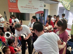 28 nha bao tro tu ha lan dap xe gay quy 200000 eur vi tre em ha giang