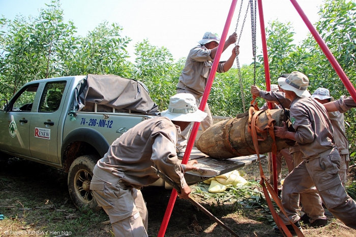 Toàn cảnh di dời, hủy nổ quả bom “khủng” nặng 340kg tại Quảng Trị toan canh di doi huy no qua bom khung nang 340kg tai quang tri