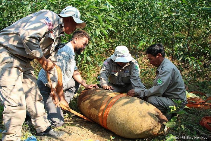 Toàn cảnh di dời, hủy nổ quả bom “khủng” nặng 340kg tại Quảng Trị toan canh di doi huy no qua bom khung nang 340kg tai quang tri