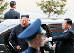 video dang cho den do nu tai xe mercedes bong can hang chuc nguoi sang duong