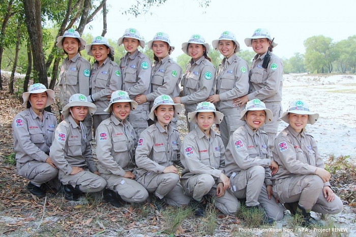 Những nữ anh hùng thầm lặng ngày ngày rà phá bom mìn tại Quảng Trị nhung nu anh hung tham lang ngay ngay ra pha bom min tai quang tri