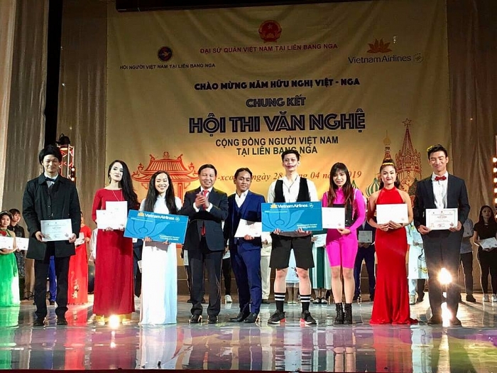 tung bung hoi thi van nghe cong dong nguoi viet nam tai lb nga