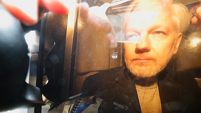 Người sáng lập WikiLeaks Julian Assange bị kết án 1 năm tù nguoi sang lap wikileaks julian assange bi ket an 1 nam tu