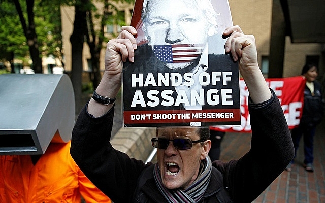 Người sáng lập WikiLeaks Julian Assange bị kết án 1 năm tù nguoi sang lap wikileaks julian assange bi ket an 1 nam tu