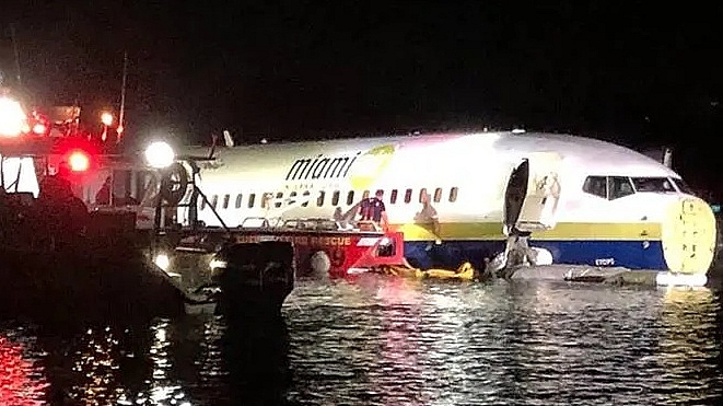 Mỹ điều tra nguyên nhân máy bay Boeing 737 lao xuống sông my dieu tra nguyen nhan may bay boeing 737 lao xuong song