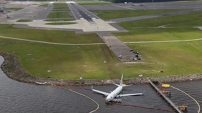 Mỹ điều tra nguyên nhân máy bay Boeing 737 lao xuống sông my dieu tra nguyen nhan may bay boeing 737 lao xuong song