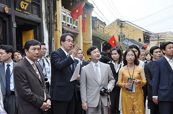 viet nam dat nuoc huu duyen voi nhung chuyen tham cua hai vi nhat hoang
