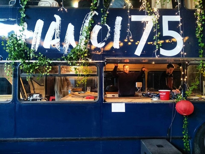Cô gái Anh mở tiệm bánh mì Việt trên xe buýt hai tầng co gai anh mo tiem banh mi viet tren xe buyt hai tang