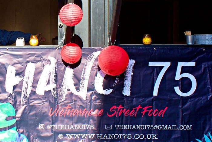 Cô gái Anh mở tiệm bánh mì Việt trên xe buýt hai tầng co gai anh mo tiem banh mi viet tren xe buyt hai tang