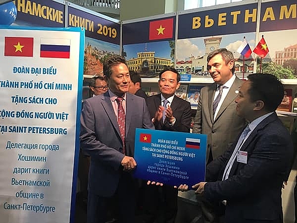 Trao tặng 300 đầu sách cho cộng đồng người Việt tại Saint Petersburg trao tang 300 dau sach cho cong dong nguoi viet tai saint petersburg