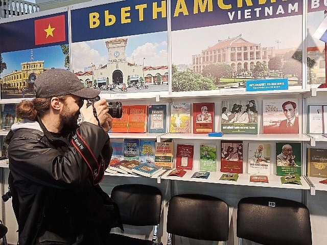 Trao tặng 300 đầu sách cho cộng đồng người Việt tại Saint Petersburg trao tang 300 dau sach cho cong dong nguoi viet tai saint petersburg