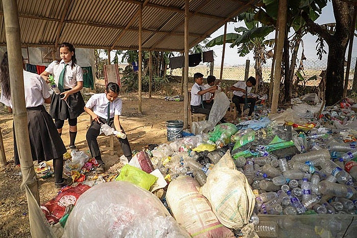 an do ngoi truong ki la nhan rac thai nhua thay cho hoc phi