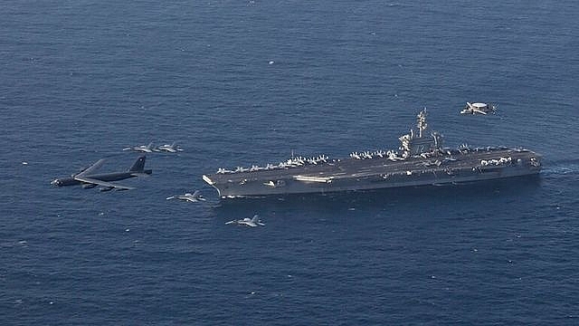 Bị dọa "đánh chìm", tàu sân bay, B-52 Mỹ tập trận sát Iran my san sang doi thoai du tau san bay my may bay b 52 tap tran tren bien sat iran