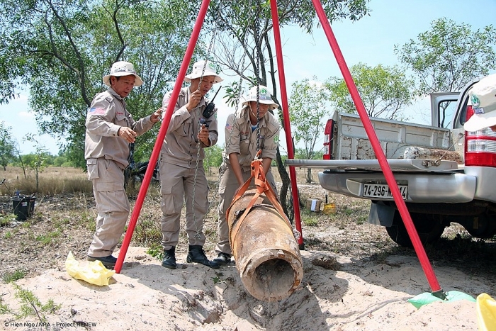 NPA/RENEW xử lý một quả bom 340kg tại Quảng Trị lai them mot qua bom 340kg duoc xu ly tai quang tri