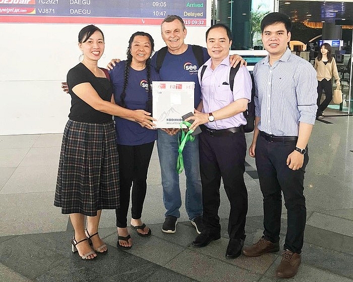 Bác sĩ Mỹ mang giác mạc sang Việt Nam hiến tặng cho 5 bệnh nhân bac si my mang giac mac sang viet nam hien tang cho 5 benh nhan