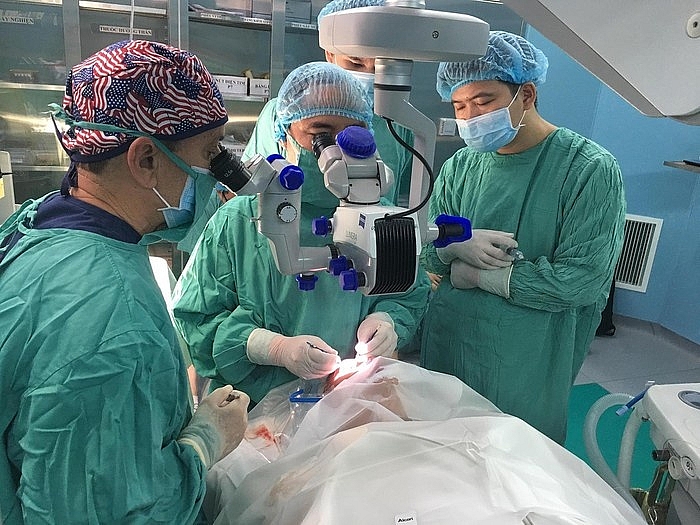 Bác sĩ Mỹ mang giác mạc sang Việt Nam hiến tặng cho 5 bệnh nhân bac si my mang giac mac sang viet nam hien tang cho 5 benh nhan
