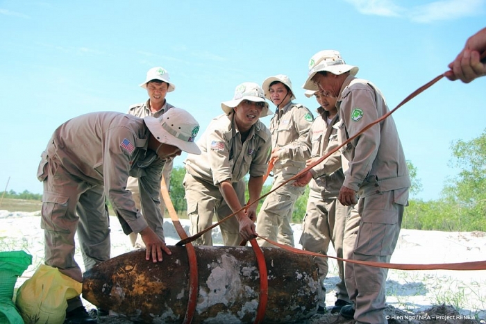NPA/RENEW xử lý một quả bom 340kg tại Quảng Trị lai them mot qua bom 340kg duoc xu ly tai quang tri