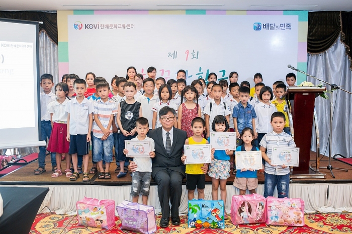 Hơn 100 học sinh vượt khó nhận học bổng HanKum của Hàn Quốc hon 100 hoc sinh vuot kho nhan hoc bong hankum cua han quoc