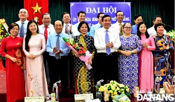 uy ban hoa binh ha noi tham trao qua tet cho benh nhi