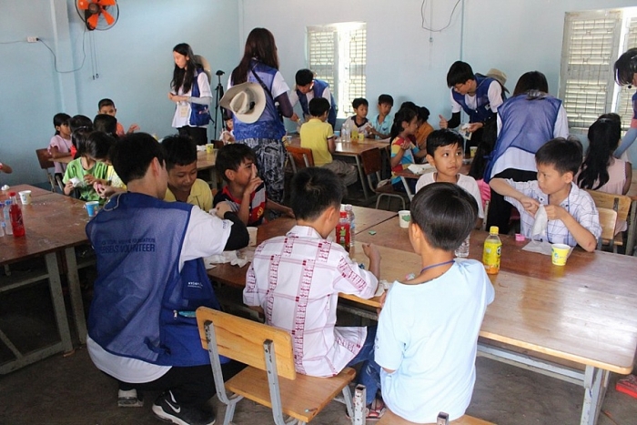 Tình nguyện viên Hàn hỗ trợ trường tiểu học Sóc Trăng "thay áo mới" tinh nguyen vien han ho tro truong tieu hoc soc trang thay ao moi