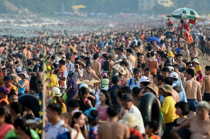 Hình ảnh bãi biển Sầm Sơn đặc kín người lên báo Pháp hinh anh bai bien sam son dac kin nguoi len bao phap