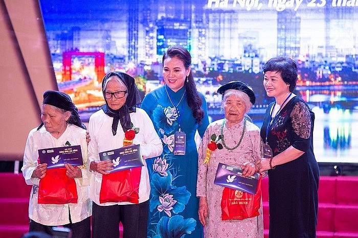Liên hiệp Hà Nội tri ân Bà mẹ Việt Nam anh hùng, người có công với cách mạng lien hiep ha noi tri an ba me viet nam anh hung nguoi co cong voi cach mang