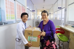 to chuc helping hands han quoc tiep suc cho sinh vien ngheo ben tre