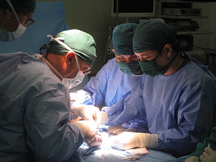 Chuyên gia nước ngoài phẫu thuật chỉnh hình cho 14 trẻ em Việt Nam chuyen gia nuoc ngoai phau thuat chinh hinh cho 14 tre em viet nam