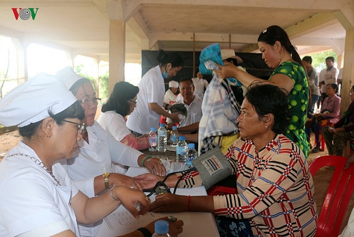 Khám bệnh, phát quà cho 500 người nghèo tỉnh Kampong Chhnang, Campuchia kham benh phat qua cho 500 nguoi ngheo tinh kampong chhnang campuchia