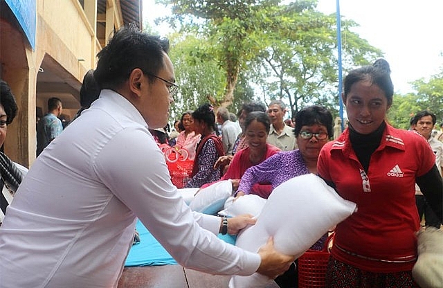 Khám bệnh, phát quà cho 500 người nghèo tỉnh Kampong Chhnang, Campuchia kham benh phat qua cho 500 nguoi ngheo tinh kampong chhnang campuchia