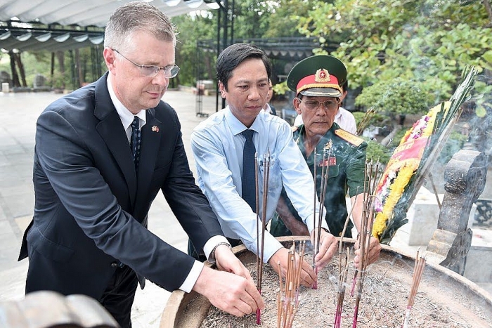 lan dau tien dai su my vieng mo liet si tai nghia trang truong son tinh quang tri