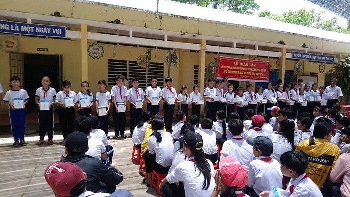 50 suất học bổng COPI đến tay học sinh nghèo hiếu học Vĩnh Long 50 suat hoc bong copi den tay hoc sinh ngheo hieu hoc vinh long