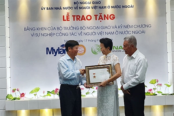trao bang khen tri an tam long dau dau huong ve to quoc cua vo chong tien si nguyen thanh my