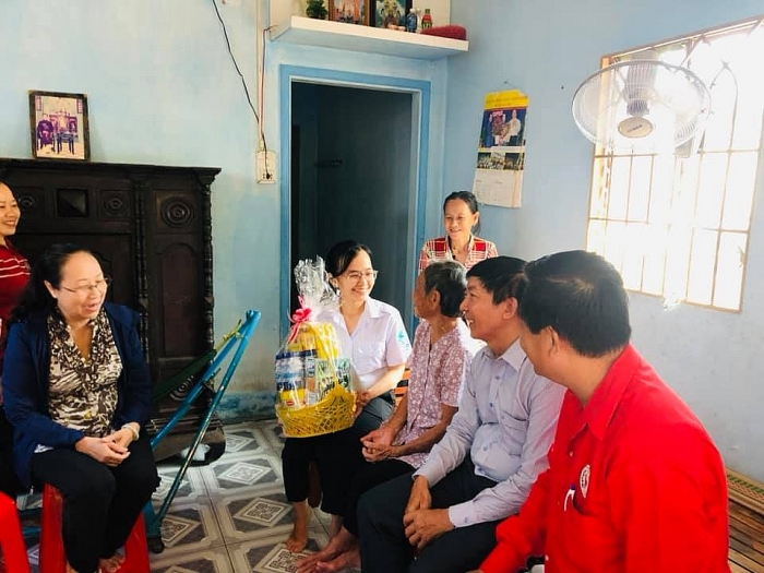 Liên hiệp các tổ chức hữu nghị Thành phố Hồ Chí Minh trao quà cho Mẹ Việt Nam Anh hùng, học sinh vượt khó Củ Chi lien hiep cac to chuc huu nghi thanh pho ho chi minh trao qua cho me viet nam anh hung hoc sinh vuot kho cu chi