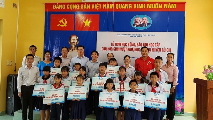 Liên hiệp các tổ chức hữu nghị Thành phố Hồ Chí Minh trao quà cho Mẹ Việt Nam Anh hùng, học sinh vượt khó Củ Chi lien hiep cac to chuc huu nghi thanh pho ho chi minh trao qua cho me viet nam anh hung hoc sinh vuot kho cu chi
