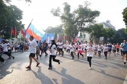 nguoi nuoc ngoai tai ha noi tham gia hien mau nhan dao
