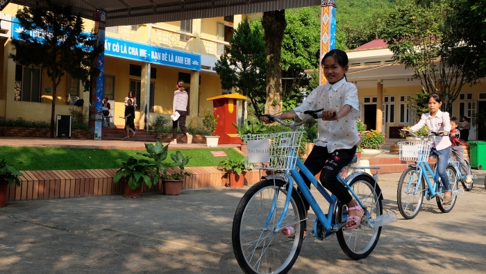 childfund trao tang xe dap cho hon 90 hoc sinh ngheo huyen tan lac hoa binh