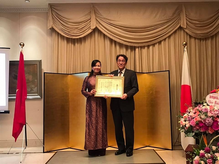 bo ngoai giao nhat ban vinh danh ba ngo minh thuy nguoi noi nhip cau van hoa giao duc viet nhat