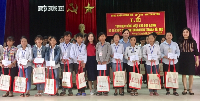 Zhishan mở đường cho sách và tri thức đến với 4000 học sinh nghèo miền Trung zhishan mo duong cho sach va tri thuc den voi 4000 hoc sinh ngheo mien trung