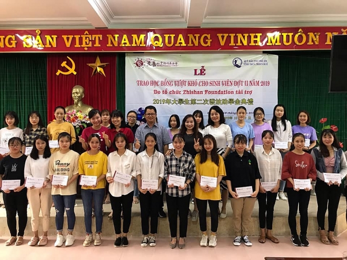 Zhishan trao học bổng cho hơn 100 sinh viên vượt khó tại Huế zhishan nuoi giu uoc mo den truong cho hon 100 sinh vien vuot kho tai hue