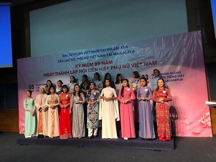 Lần đầu tiên tổ chức cuộc thi áo dài tại Malaysia và Lào lan dau tien to chuc cuoc thi ao dai tai malaysia va lao