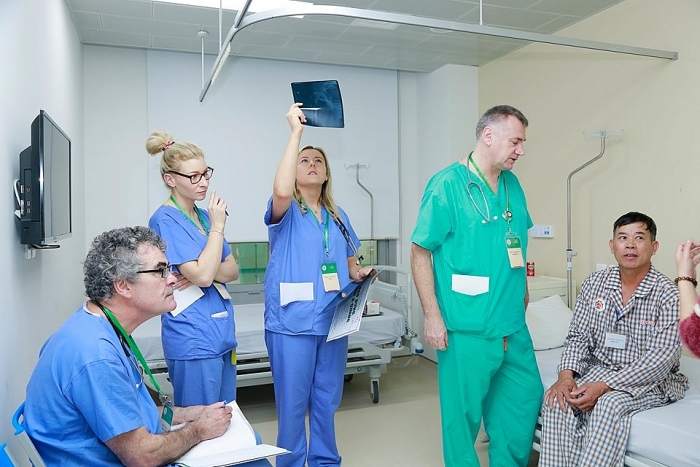Operation Walk giúp bệnh nhân nghèo Việt Nam thay khớp miễn phí thay khop mien phi them hy vong cho nhung benh nhan ngheo