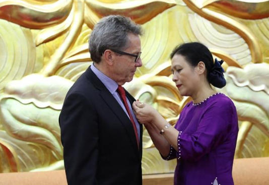 VUFO ghi nhận đóng góp của Giám đốc ChildFund Australia sau gần 14 năm cống hiến cho trẻ em vufo ghi nhan dong gop cua giam doc childfund australia sau gan 14 cong hien cho tre em