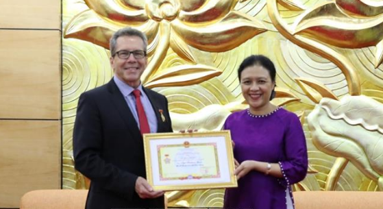 VUFO ghi nhận đóng góp của Giám đốc ChildFund Australia sau gần 14 năm cống hiến cho trẻ em vufo ghi nhan dong gop cua giam doc childfund australia sau gan 14 cong hien cho tre em