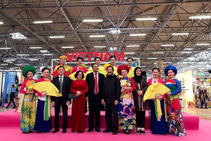 Văn hóa, nhạc cụ, múa rối nước Việt Nam thu hút người dân Italia nguoi dan italia thich thu van hoa nhac cu mua roi nuoc viet nam
