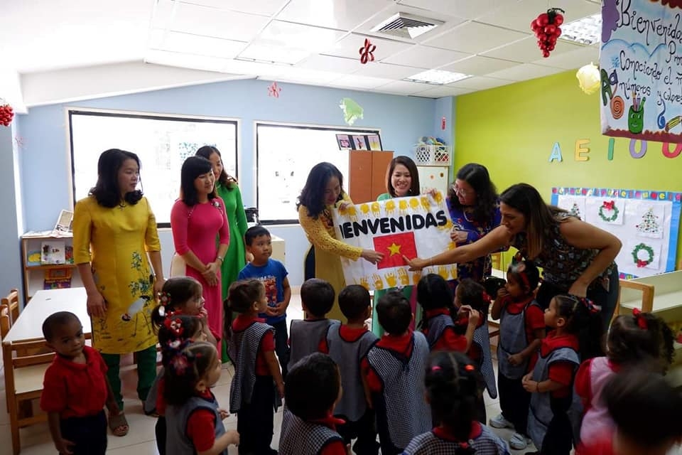 Hội Phu nhân Việt Nam tại Venezuela giao lưu với học sinh trường tiểu học Casita Amarilla hoi phu nhan viet nam tai venezuela giao luu voi hoc sinh truong tieu hoc casita amarilla