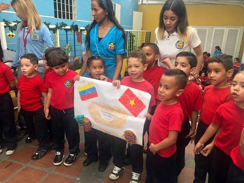 Hội Phu nhân Việt Nam tại Venezuela giao lưu với học sinh trường tiểu học Casita Amarilla hoi phu nhan viet nam tai venezuela giao luu voi hoc sinh truong tieu hoc casita amarilla