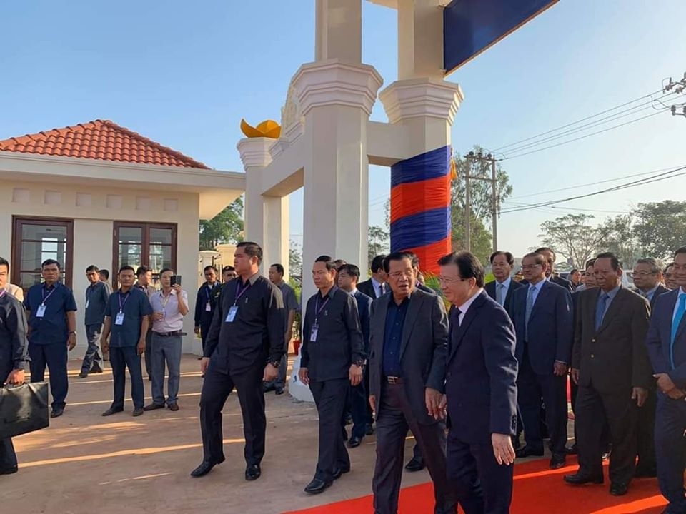 Việt Nam trao tặng Campuchia công trình Chợ biên giới kiểu mẫu viet nam trao tang campuchia cong trinh cho bien gioi kieu mau