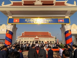 bo doi bien phong hue trao 50 trieu tien qua cho ba con vung giap bien lao